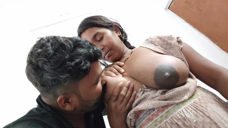 Premi pooja: Hermanastra está besando a su hermanastro y hermanastro le está...