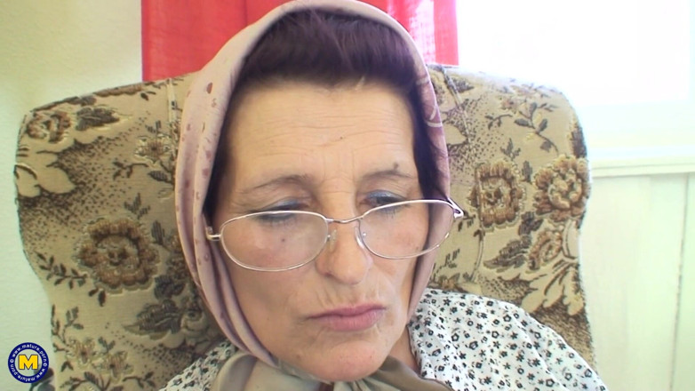 Mature NL: Babcia zostaje zerżnięta przez młodego sąsiada