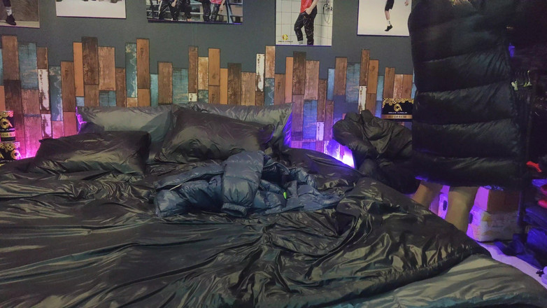 Evilshaman: Polla frotando chaqueta en cama de nylon brillante