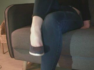 Pov legs: Sentados en el sofá, blue jeans