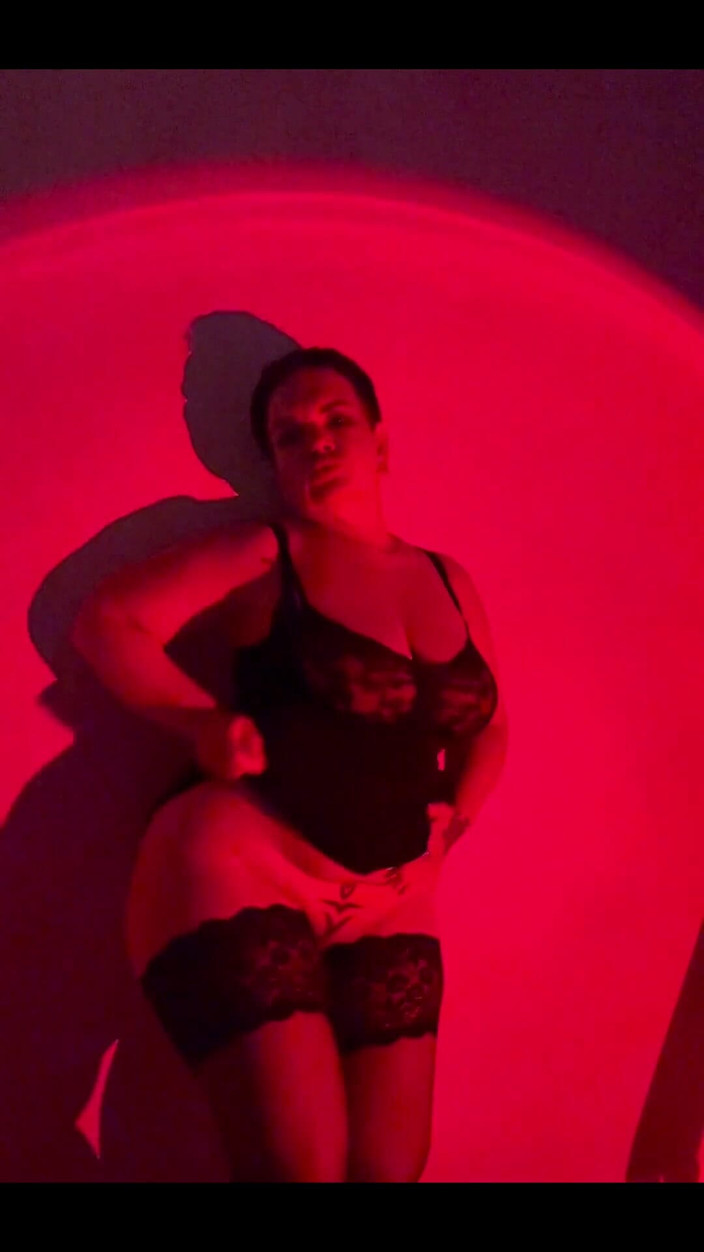 KarmenMilf: Buona serata tutti, sono emozionato dalla nuova illuminazione