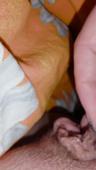 Geil Amateurmeisje Geniet Thuis Van Solo Masturbatie - Close-up Poesje POV