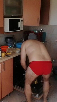 Pasangan berseronok di dapur. Isteri seksi melakukan Chores di rumah berbogel
