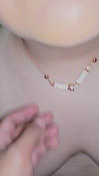 Pomocí vibračního drahokamu Svakom Braceleta je moje očko úplně zničené a otevřené
