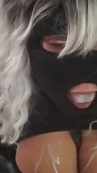 丰满的放荡妻子用来自所有男人的大量精液填满她的嘴巴