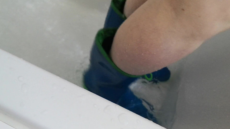 Bouncy Tits Action: Rubberboot di bak mandi
