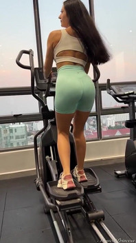 Esmer büyük götlü spor salonunda azdırıyor