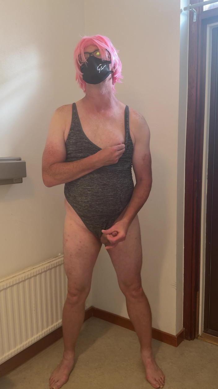 Julia Trans: 粉红色头发的婊子自慰并高潮并弄湿自己