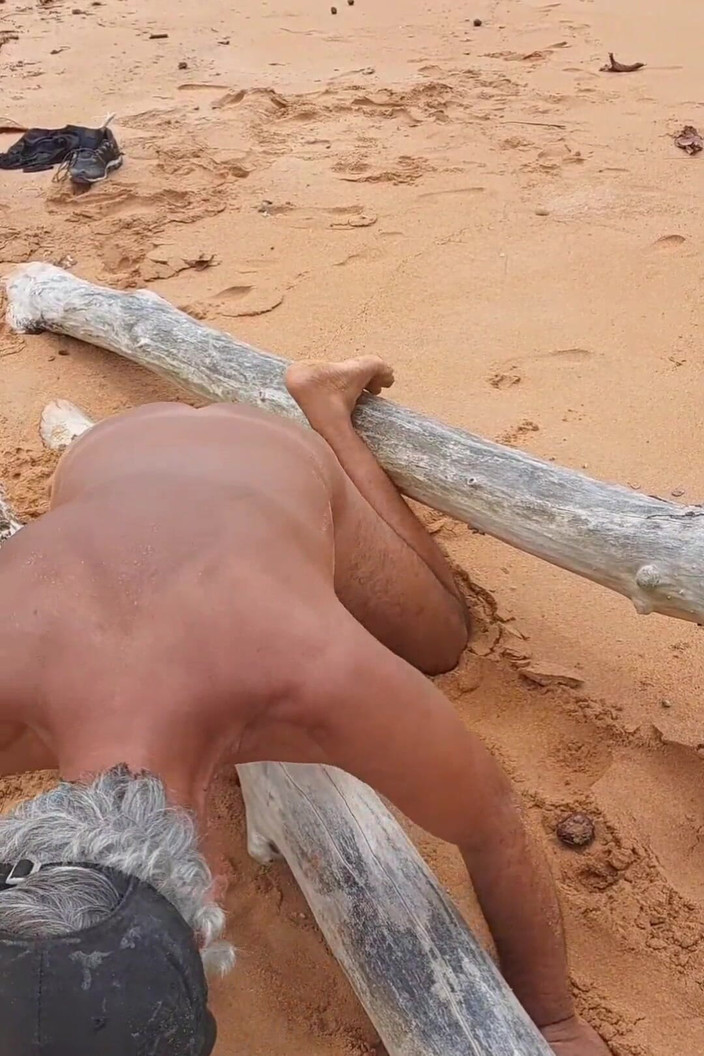 Ladysilvas: Ladysilva předvádí svůj sexy zadek na pláži