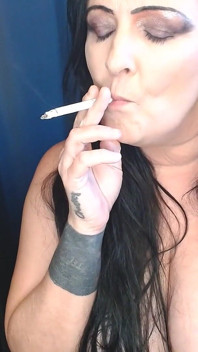 MAMĂ SEXY Anna care fumează o țigară