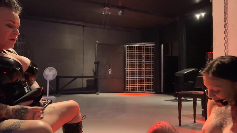 Domina Dark: Seu jovem corpo treme