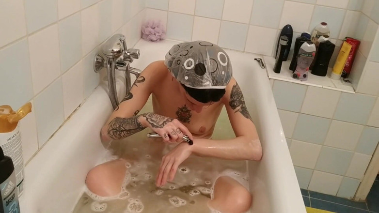 Beth Kinky: อาบน้ำและโกนขนรักแร้