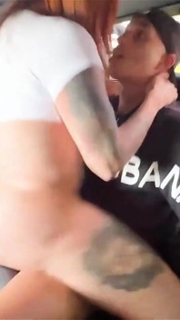 Khloe lagi asik ngentot kontol suaminya sampai memeknya dicrot sperma hangat di jalan juan bustos
