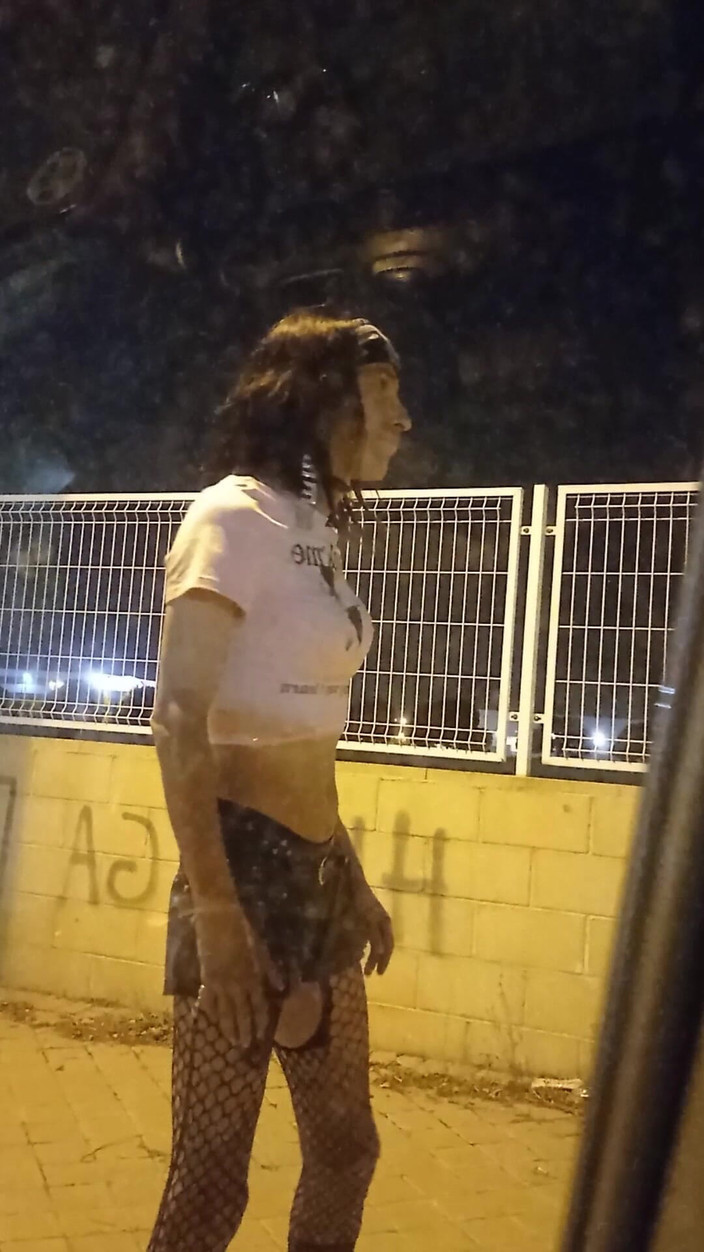 Penelopene27: Travestito esibizionista all'aperto parte 1