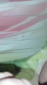 Saya tertangkap ibu tiri mengongkek teman wanitanya dengan strap-on dan mula melancap secara rahsia