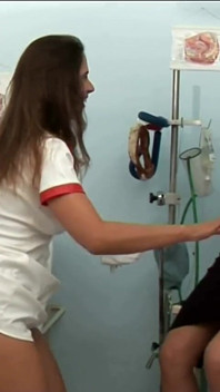 Doctorul se pișă - o matură sexy incitantă își umple gura cu o încărcătură de urină caldă