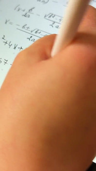 大学生の女の子 67フィート7 - 数学の授業中に机の下で彼をからかう。腕時計に射精