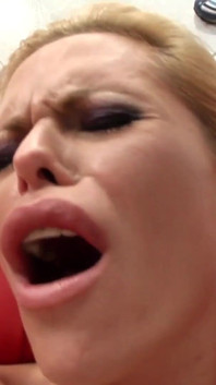 Două blonde lesbiene nebune Clara și Vivien cu țâțe uriașe și pizde late se masturbează reciproc