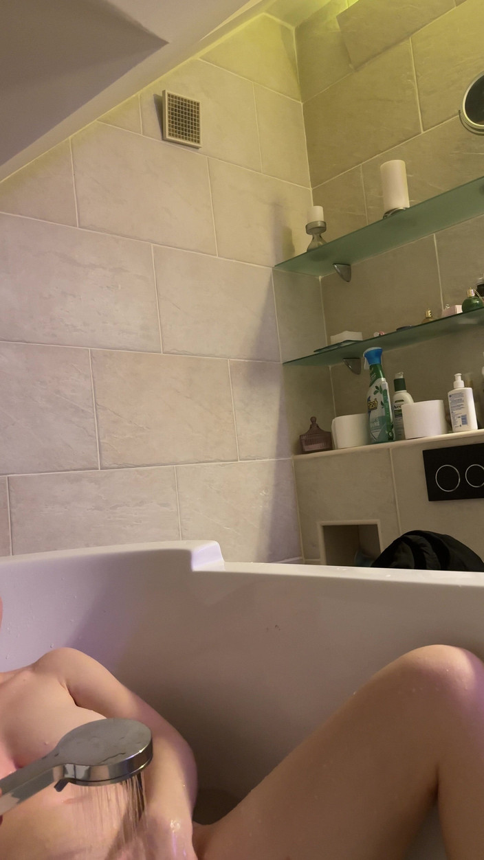 SweetLucy96: El agua tibia me pone duros los pezones