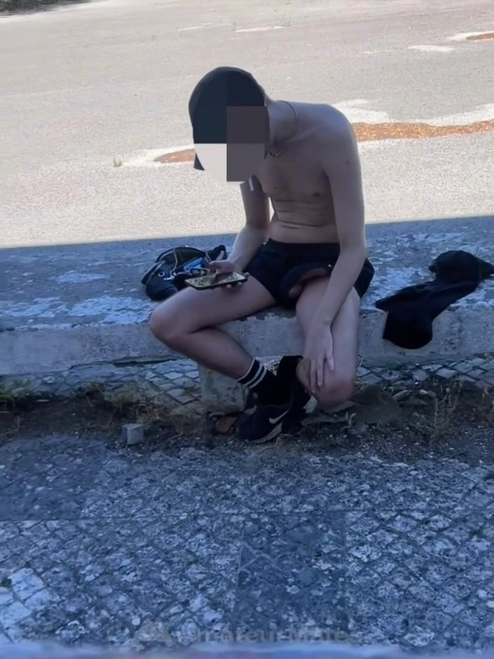 AmateurMates: Un băiat amator prins făcând jocuri gratuite și expunându-și ejacularea