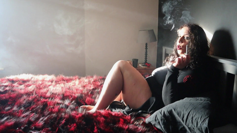 Goddess Kinx: Yandan görünüm sigara içme