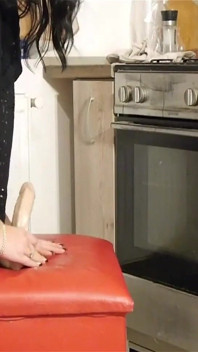 Dirty JOI, cavalcata di dildo & squirt intenso in cucina
