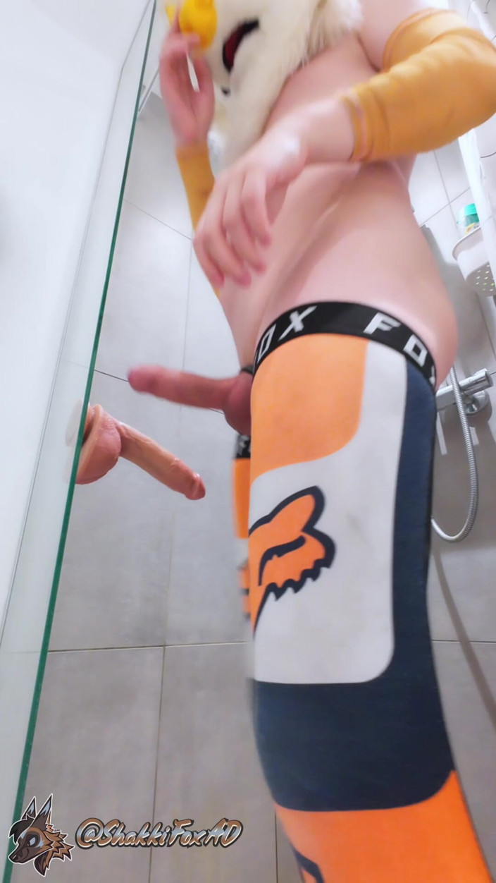 ShakkiFoxAD: Twink dildo anale in doccia