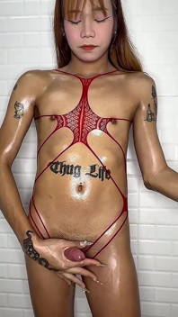 Ladyboy Kiki ชักว่าวน้ําแตกเยอะมาก