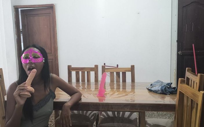 NEGRITA SEXY: Surorile vitrege excitate se excit în timp ce soții lor sunt...