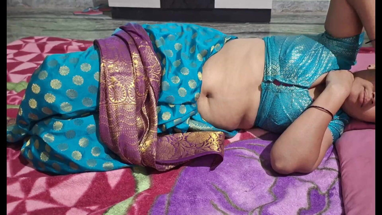 Sexy sindu: Hintli ateşli yenge evde yalnız sekse aç