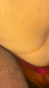 La moglie appena sposata con Mehndi e le mani in Orange Saree il marito scopa Herhard