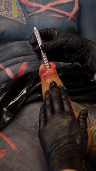 3 lateksowe femdoms dominują wytatuowane niewolnik - Brzmiące, Palcówka Ureta, Dominatrix