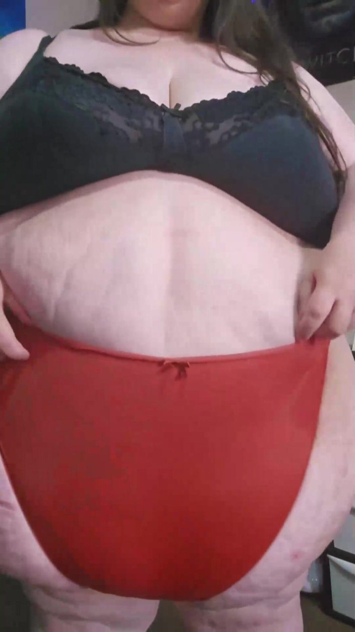 SSBBWLadyBrads: Awek montel super saiz berjalan dalam seluar dalam merah ketat