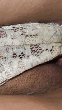 Soția excitată are parte de o ejaculare înăuntru de aproape și se joacă cu pizda ei umplută cu spermă