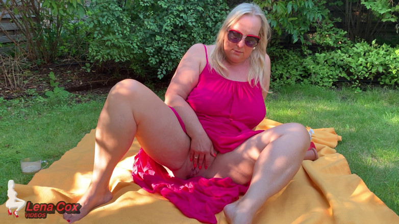 Lena Cox: Gorąca żona Lena - Masturbacja ogrodowa z Dildo - Prawdziwe amatorskie orgazmy squirting