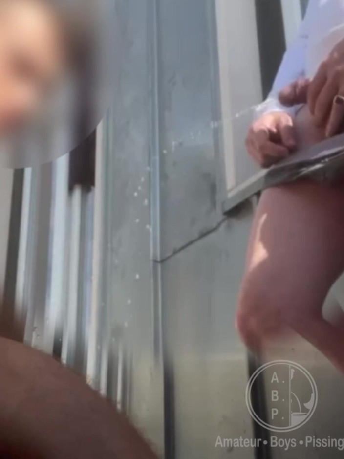 AmateurBoysPissing: Me Atrevió a Orinar a Mi Compañero De Piso Desnudo...