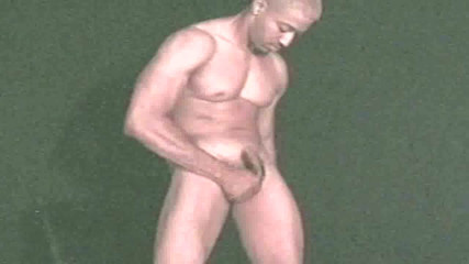 Gaybareback: 운동실에서 자지를 보여주는 스포티한 소년