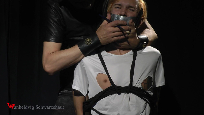 Wanheldvig: Nicky scheurt de kleren en kietelt