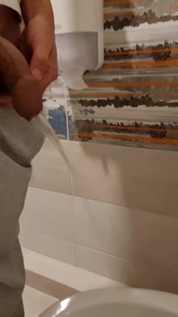 Guy Long Pisses a Large Portion of Urine