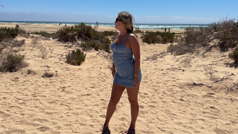 Sunshine mom: Beach Public Pee From Girl with Bubble Ass