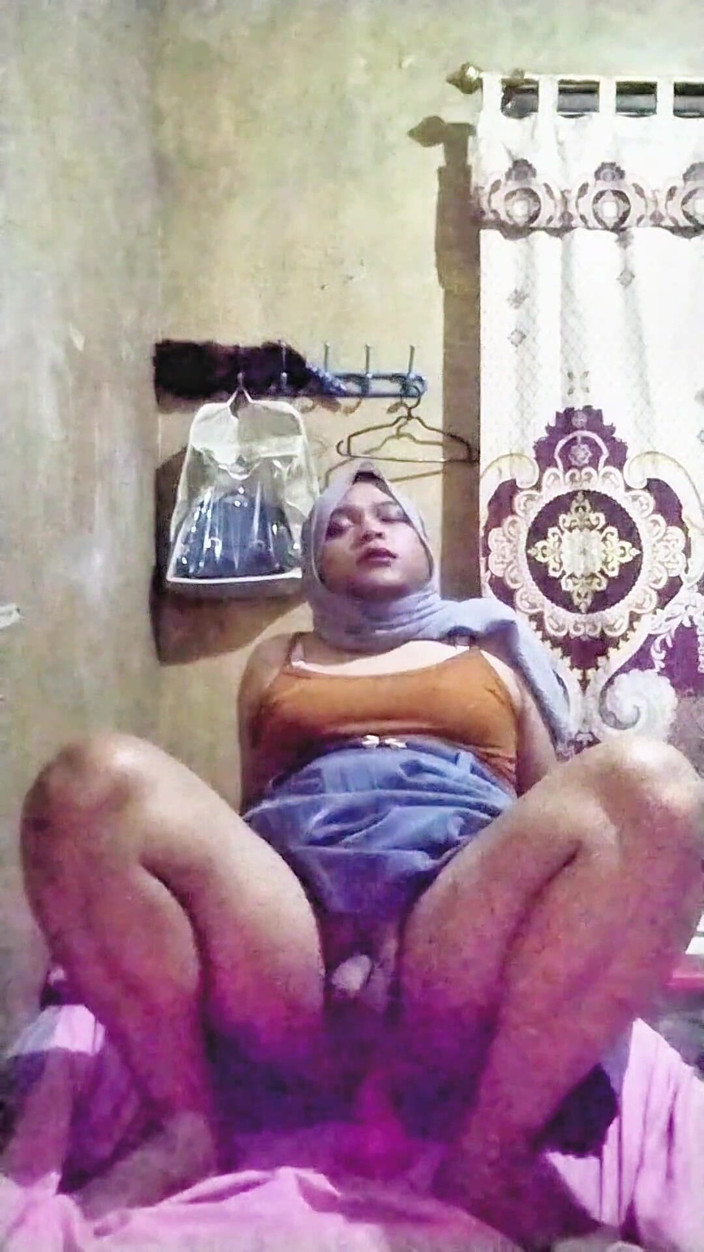 Ivvy Crossdresser: Hidžáb Shemale nosí uniformu pro fantazie jejích fanoušků