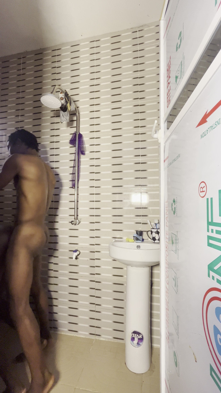 Dickpresido: Pantat bahenol temanku dientot habis-habisan di kamar mandi sampai muncrat...