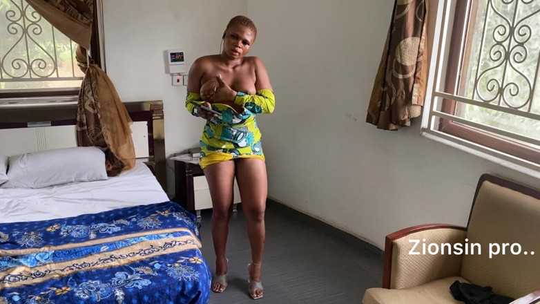 Zion: Afrikalı Elbiseli En Seksi Zenci Kız Striptiz Yapıyor