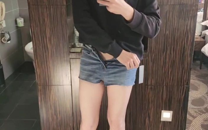Taiwancdgirl: 在酒店镜子前自慰，然后走出房间
