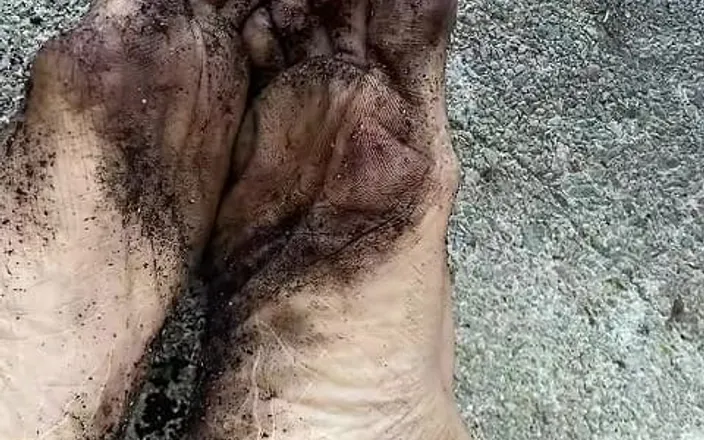 Naelor: Melove Sexy Dirty Feet with Long Red Toe Nails