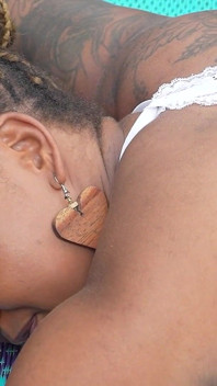 Seks lesbian di dalam hutan