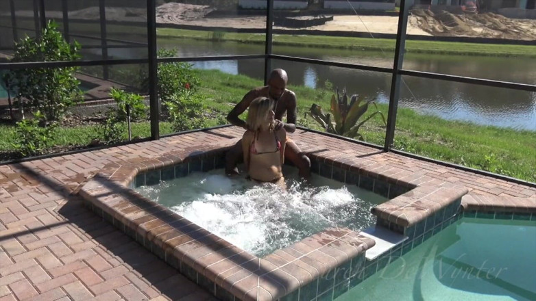 Lauren DeWynter: Afuera junto a la piscina