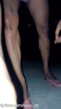 Ladyboy berbogel dan kencing di luar dalam sangkar kesucian dan palam