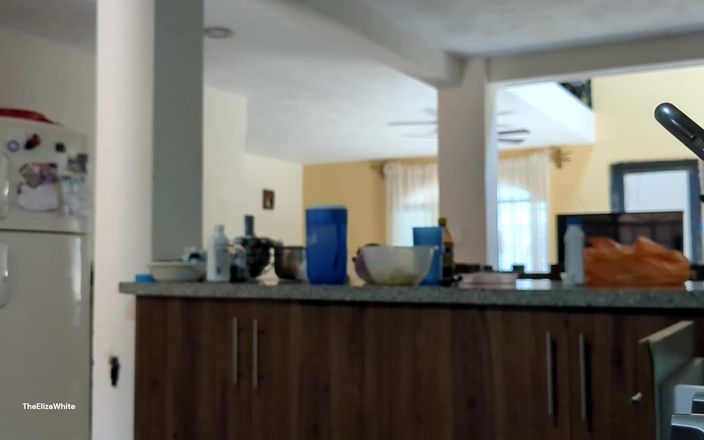 Eliza White: Moglie registrata in cucina e lei lo nota