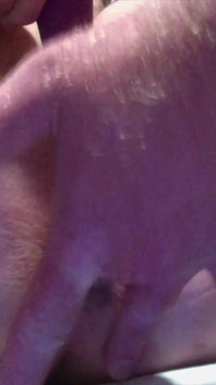 Caliente milf juega con un consolador en primer plano con su nuevo juguete